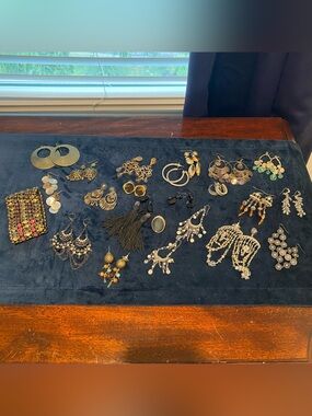 Chicos earrings (21 pairs) 1 bracelet and 1 ring